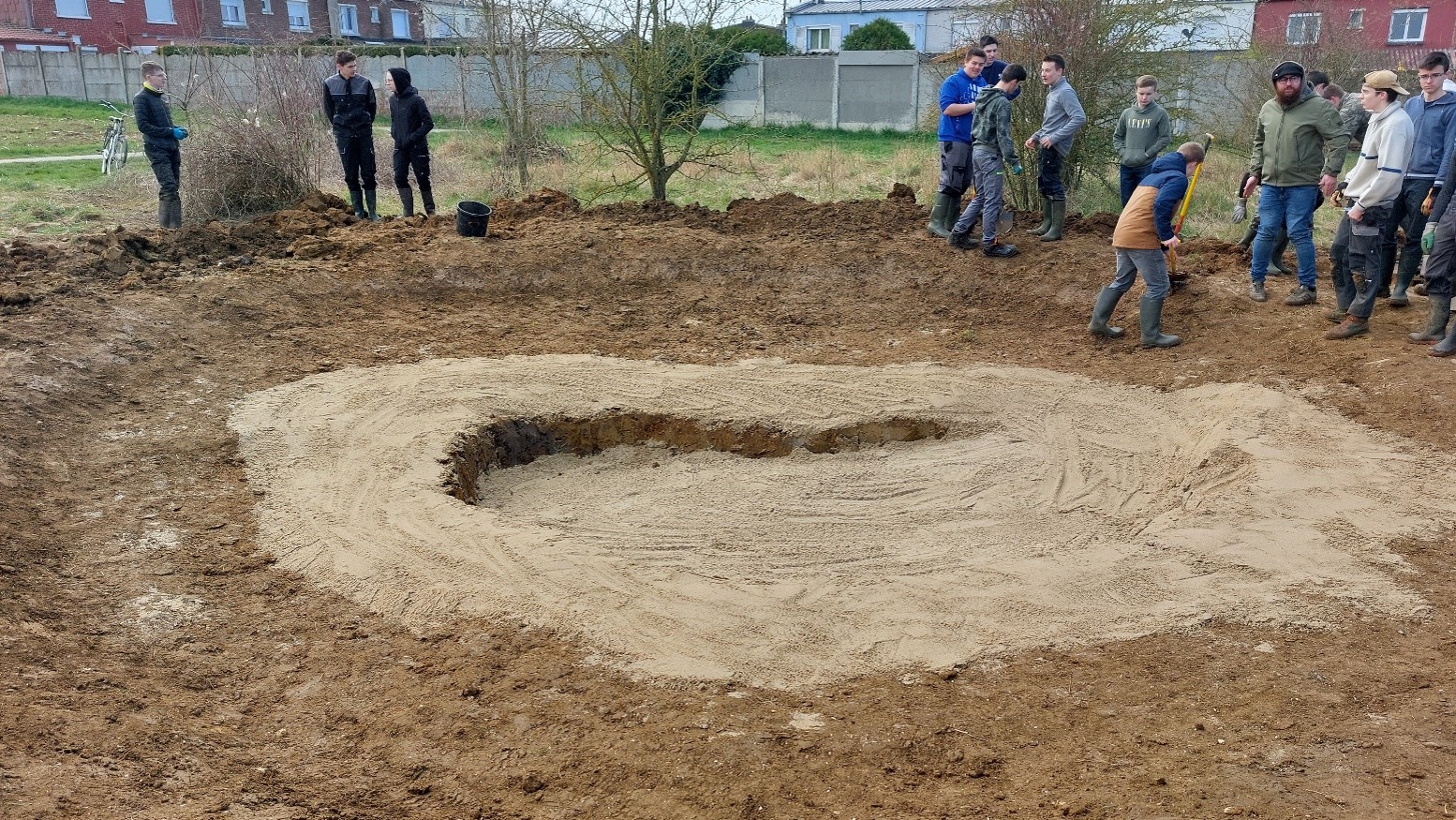 Mare à Arras (Pas-de-Calais) : création d'une mare dans un collège.